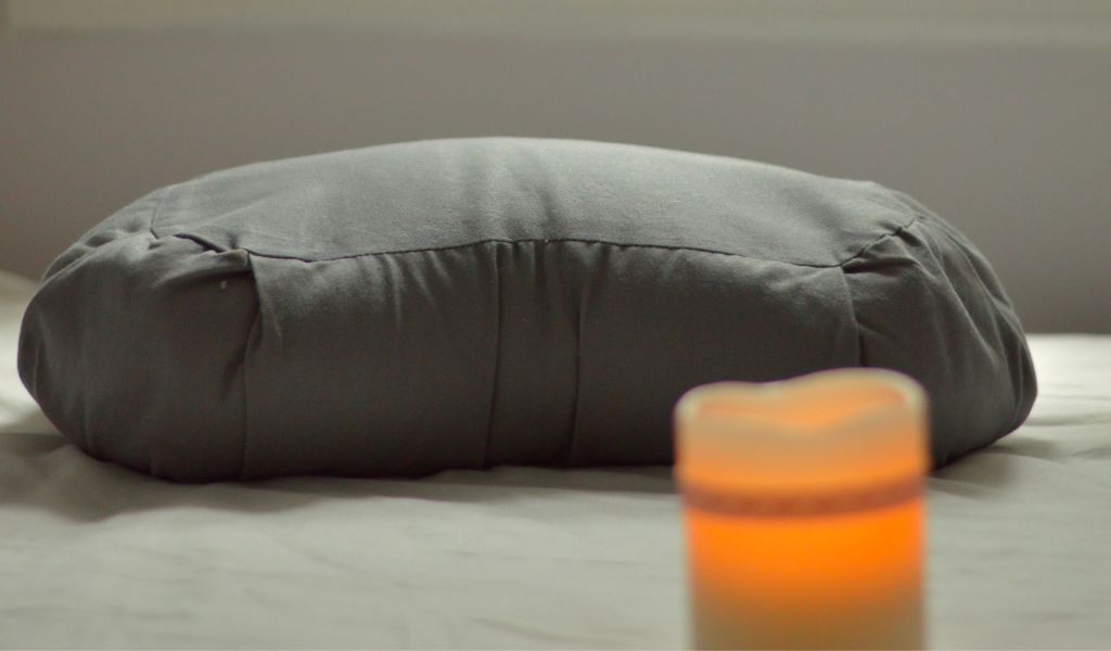 Das beste Meditationskissen für eine komfortable und aufrechte Sitzhaltung