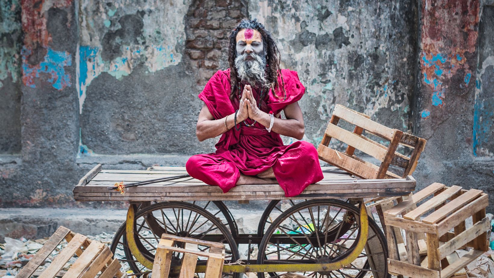 Yoga chantet das Gayatri Mantra