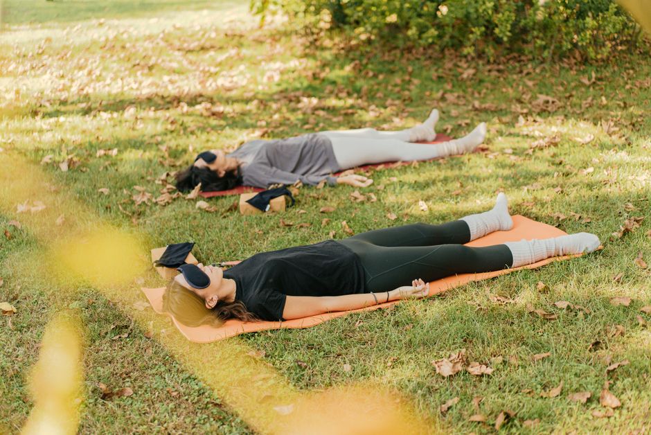 Frau praktiziert sanfte Yoga-Pose zur Stressabbau und Burnout-Prävention
