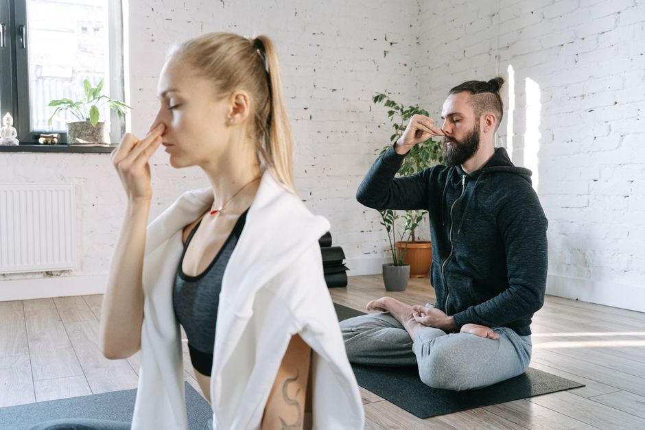 Yogin sitzt aufrecht auf Matte in korrekter Pranayama-Sitzhaltung für tägliche Praxis